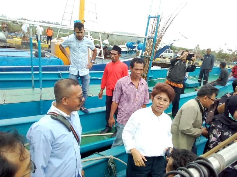 Anggota DPR RI Mercy Barenda saat melakukan  di Desa Tulehu, Kecamatan Salahutu, Maluku Tengah untuk bertatap muka dengan sejumlah nelayan.   