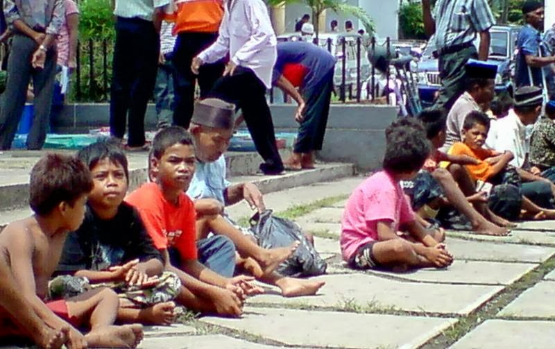 Sejumlah anak Gepeng saat menjalankan aktifitasnya di salah satu sudut kota Ambon