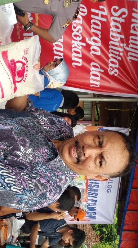 Kepala Dinas Ketahanan Pangan (DKP) Provinsi Maluku Ir. M.Z. Sagadji dalam sebuah kesempatan membuka pasar murah jelang perayaan Natal dan Tahun Baru di Kota Ambon