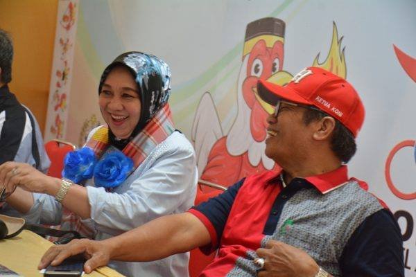 dr.Hj.Naisyah Azikin (Sekkot Makassar) dan Ketua KONI Makassar, Agar Jaya (foto:din pattisahusiwa-inspirasi)