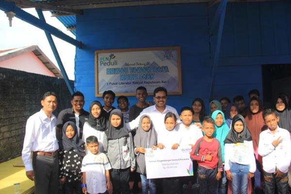 PLN wilayah Maluku dan Maluku Utara memberikan bantuan untuk peningkatan minat baca masyarakat. Bantuan diberikan kepada Taman Baca Nuhu Evav, Kota Tual. 