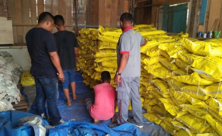 Ratusan karung berisi sianida di gudang PT Buana Pratama Sejahtera (BPS) di kawasan Tantui, Kota Ambon, diamankan oleh aparar Ditreskrimsus Polda Maluku,