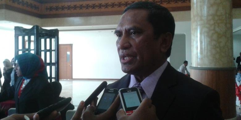 Bupati Maluku Tengah, Tuasikal Abua, SH saat memberikan keterangan pers kepada wartawan.