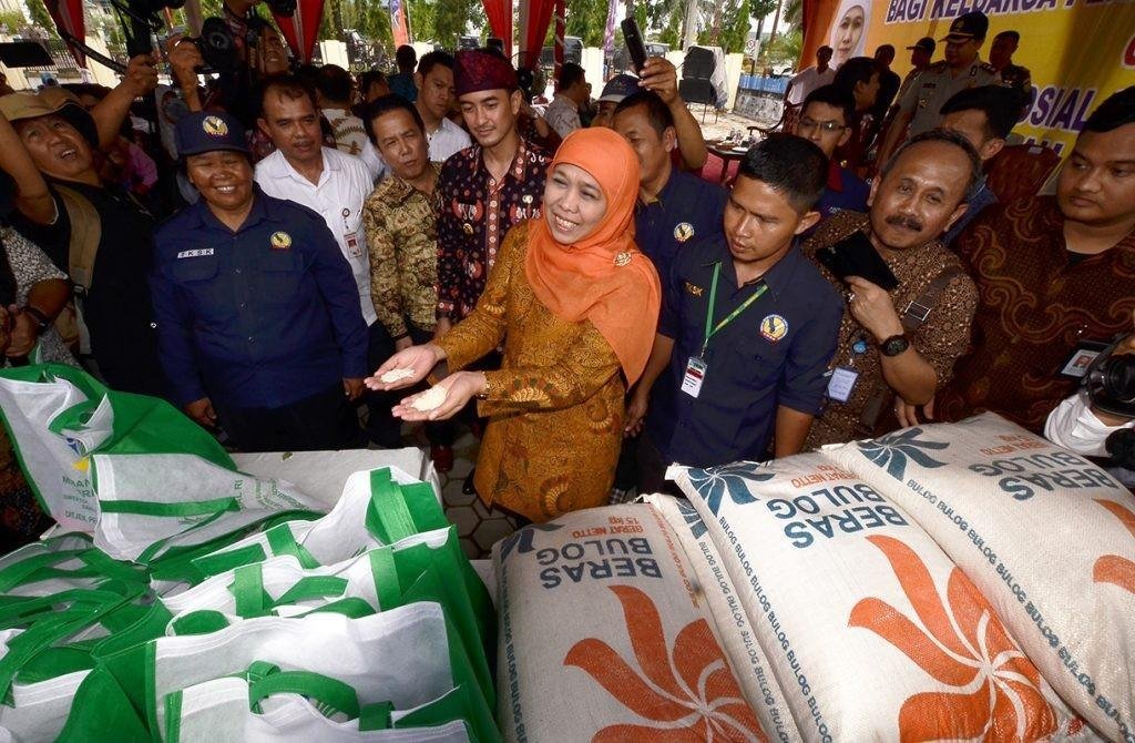 Menteri Sosial Khofifah Indar Parawansa memeriksa beras keluarga sejahtera (Rastra) 