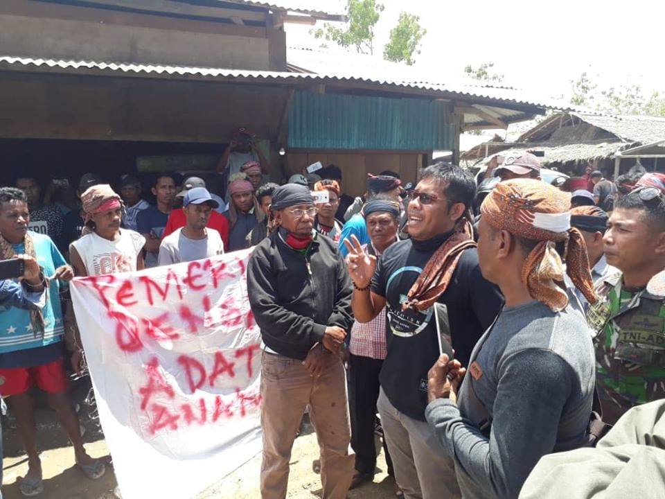 Masyarakat Adat Buru Bersatu menggelar aksi demo di jalur D,  Dusun Wamsait, Desa Dava, Kecamatan Waelata, Kabupaten Buru. Mereka meminta pemerintah melegalkan aktifitas tambang di kawasan Gunung Botak, Sabtu (20/10/2018)  