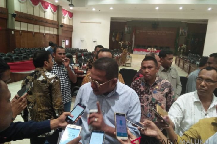 Ketua DPRD Maluku Edwin Huwae memberikan penjelasan kepada wartawan usai Rapat bersama DPRD Maluku dan DPRD Kabupaten Buru tentang penanganan penambangan emas di Gunung Botak. Senin (8/10) (foto : Antaranews)