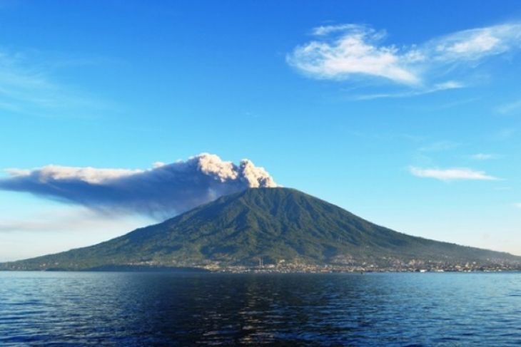 Panorama erupsi Gunung Gamalama di Ternate dilihat dari Kota Tidore 