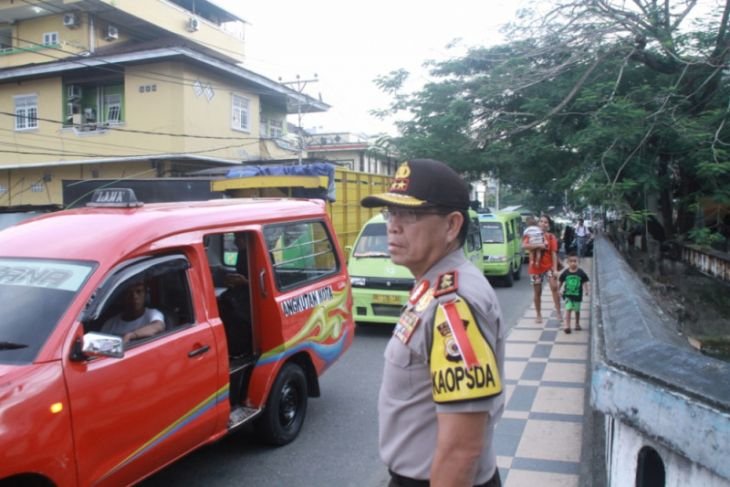 Kapolda Maluku Irjen Pol. Royke Lumowa ikit mengatur lalu lintas di Kota Ambon, Kamis (4/10) (Humas Polda Maluku)