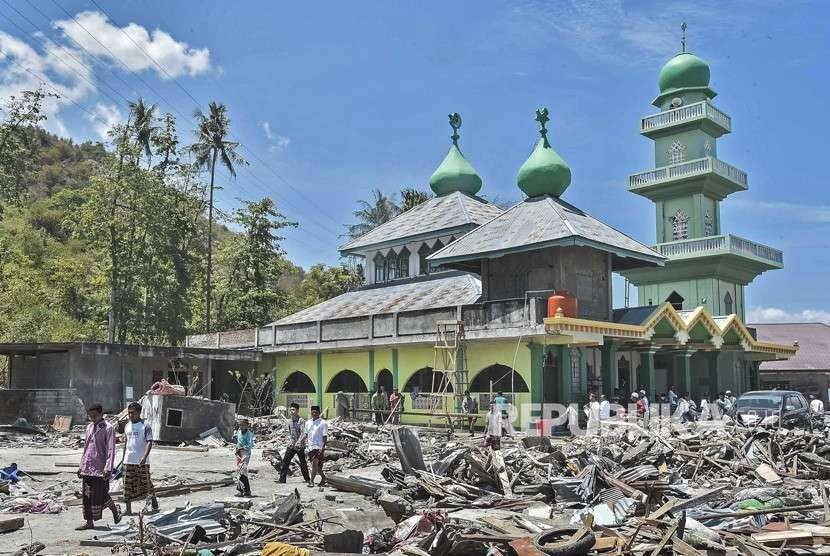 Warga korban gempa tsunami Palu berjalan usai melaksanakan ibadah shalat Jumat di Masjid Baitussalam di Desa Loli Saluran, Donggala, Sulawesi Tengah, Jumat (5/10).