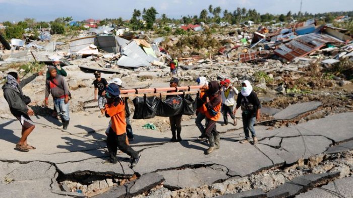 Proses evakuasi korban gempa dan tsunami di kota Palu