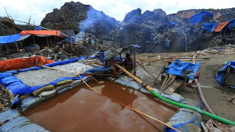 Kolam rendaman yang digunakan dalam proses penambangan emas di kawasan Gunung Botak, Pulau Buru