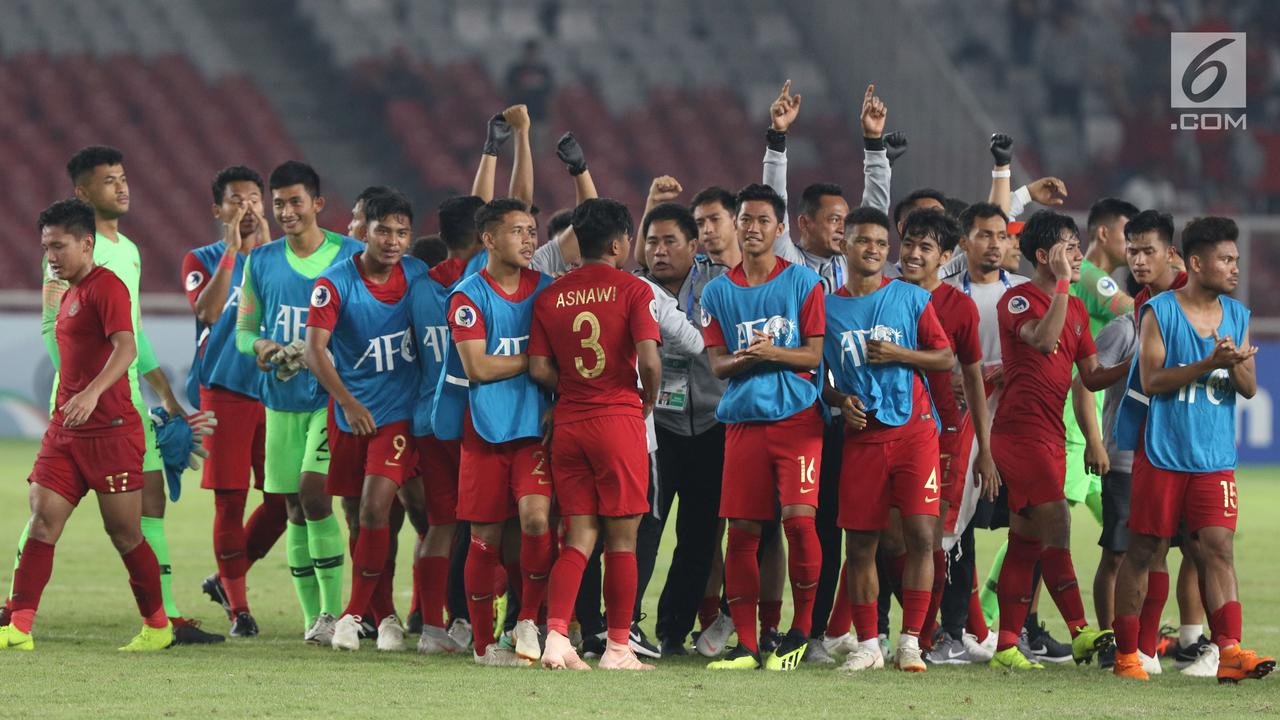 Pemain Timnas Indonesia U-19 merayakan kemenangan atas Uni Emirat Arab U-19 pada penyisihan Grup A Piala AFC U-19 2018 di Stadion GBK, Jakarta, Rabu (24/10). 