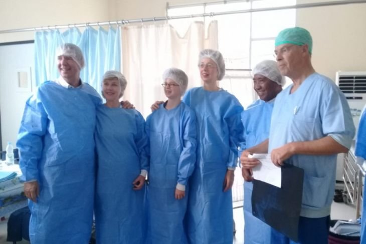 Wali Kota dan Wakil Wali Kota Vlissingen, Belanda kunjungi kegiatan operasi urologi secara gratis bagi warga Kota Ambon di RS dr Haulussy, Selasa (16/11) (Penina Mayaut)