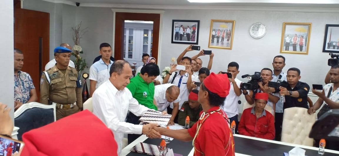 Kepala Suku Nuaulu, Sahune Matoke. mewakili 14 Marga Suku Naulu, Kabupaten Maluku Tengah menyerhkan penyataan sikap kepada Gubernur Maluku saat diterima di ruang kerja Gubernur, Kantor Gubernur Maluku, Rabu (07/11/2018) 