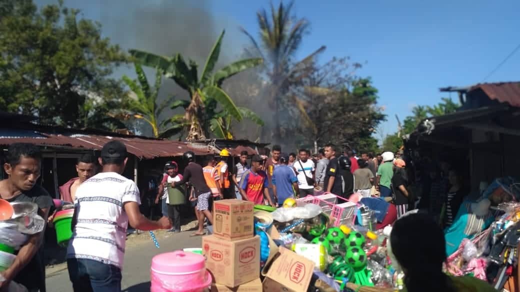 Sejumlah pedagang berusaha menyelamatkan barang dagangan dari amubakn “si jago marah” saat insiden kebakaran terjadi di Pasar Tawiri, Minggu (11/11/2018) (Foto: Dia-BB)