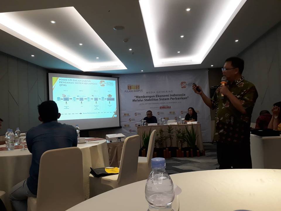 Direktur Group Pengelolaan Transformasi LPS Suwandi  saat menyampaikan materi pada media workshop yang digelar LPS di Hotel Santika, Ambon Rabu (28/11/2018 (FOTO : Beritabeta.com Dhino)