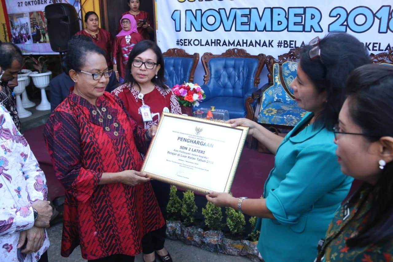 Menteri Yohana saat mengikuti kegiatan OCDay bersama ratusan siswa di SDN 2 Lateri, Ambon. Kamis (01/11/2018)