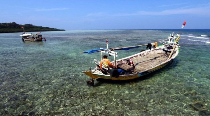Nelayan di Maluku yang sedang mempersiapkan armada untuk melakukan aktifitas menangkap ikan.