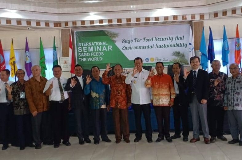 Gubernur Maluku Said Assagaf bersama peserta  Seminar Internasional Sagu yang berlangsung di Auditorium Universitas Pattimura (Unpatti) Ambon, Rabu (28/11/2018).