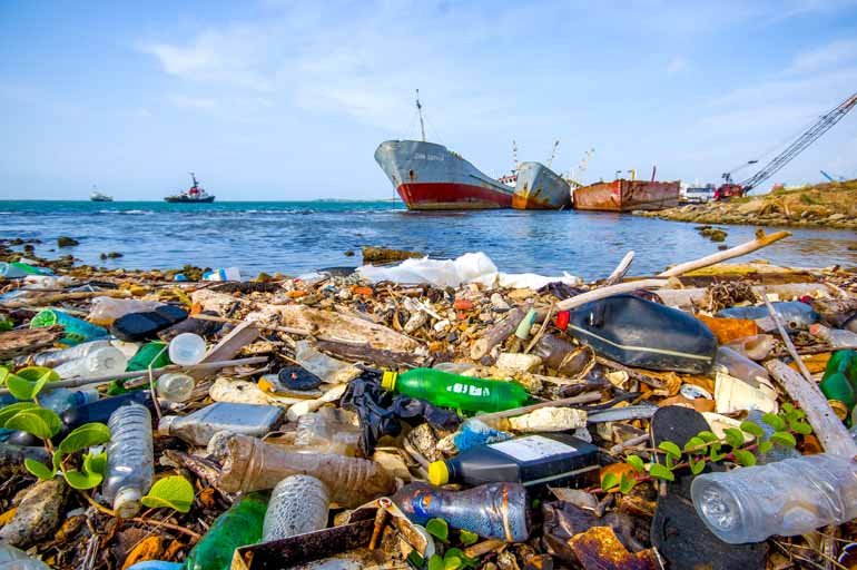 Tumpukan sampah di laut akibat ulah manusia yang tidak peka dengan kondisi lingkungan laut