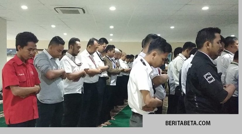 Ratusan karyawan Lion Air melakukan shalat gaib dan doa bersama di kantor Lion Air Flight Operation Engineering and Service (FOES). Tangerang, Rabu (31/10).