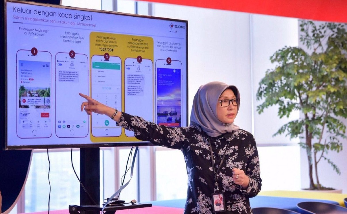 Waspada Penipuan Telkomsel-1: Vice President Digital Experience & Business Insight Telkomsel, Tuty R Afriza menyampaikan paparan mengenai wapada penipuan yang mengatasnamakan Telkomsel di Jakarta, (6/11).  (foto: Humas PT.TELKOMSEL)