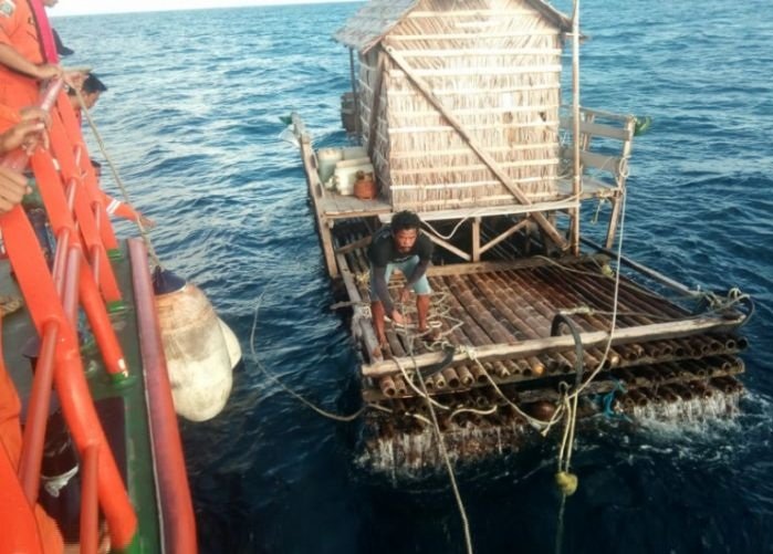 Nelayan asal Sulawesi Utara yang hanyut dalam rompong hingga perairan Maluku Utara ditemukan dan dievakuasi oleh regu penyelamat dari Basarnas Ternate (Humas Basarnas Ternate)