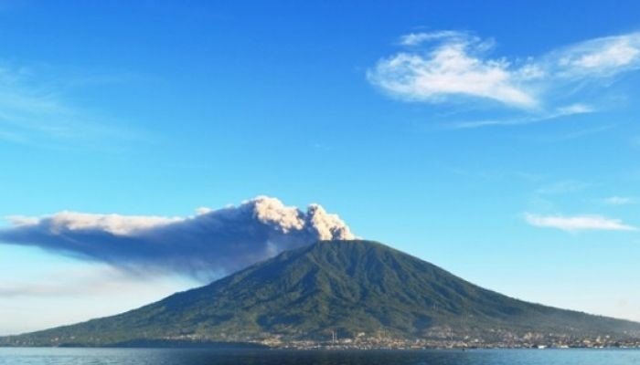 Gunung Gamalama saat terjadi erupsi berberapa waktu lalu