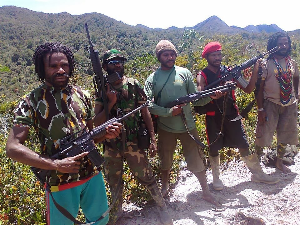 Anggota Kelompok Kriminal Bersenjata (KKB) Papua yang bersenjata api. 