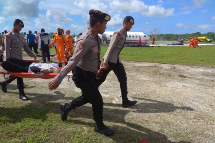 Simulasi “emergency plan” digelar Komite Keamanan dan Keselamatan Penerbangan di Bandara Karel Sadsuitubun Langgur, Kamis (20/12). 