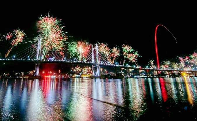 Kemeriahan pesta kembang api saat malam tahun baru 2018 di kawasan Jembatan Merah Putih, Ambon, Maluku. Selain pesta kembang api, perayaan malam pergantian tahun di Ambon juga dimeriahkan dengan hiburan rakyat oleh musisi setempat.