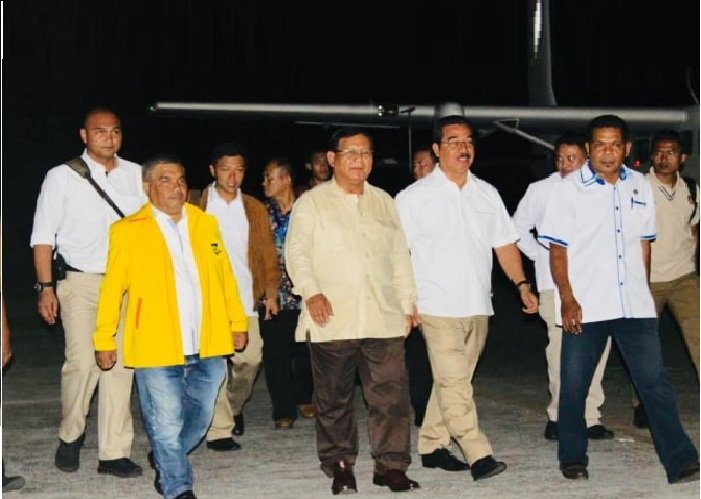Calon presiden (Capres) nomor urut 2 Prabowo Subianto tiba di Bandara Internasional Pattimura, Ambon, Kamis (27/12/2018), dijemput Ketua DPD Gerindra Maluku Hendrik Lewerisa dan sejumlah pimpinan parpol koalisi.