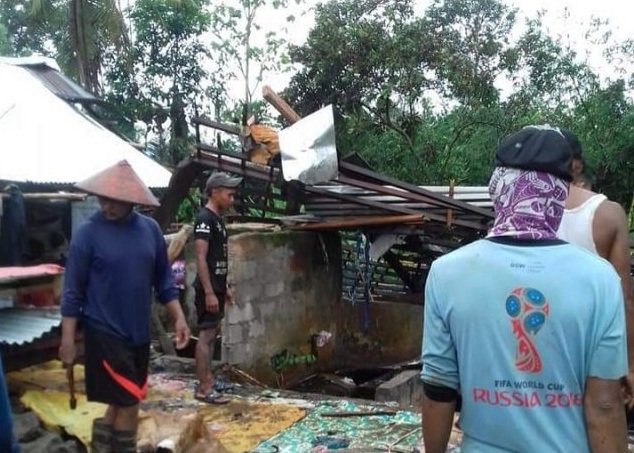 Belasan rumah warga di Desa Debowae (Unit 18) Kecamatan Waelata Kabupaten Buru rusak diterjang angin puting beliung, Sabtu (16/12/2018). FOTO : BPBD BURU