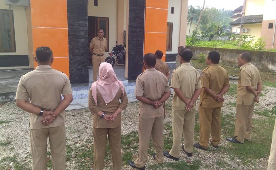 Bupati Maluku Tengah Tuasikal Abua, SH saat memberikan arahan dalam apel yang digelar di salah satu OPD di Pemkab Malteng. Apel ini digelar dalam kegiatan Sidak yang dilakukan Bupati pada tiga OPD, Senin, (17/12)  sekitar pukul 07.30 Wit. (foto : beritabeta.com)