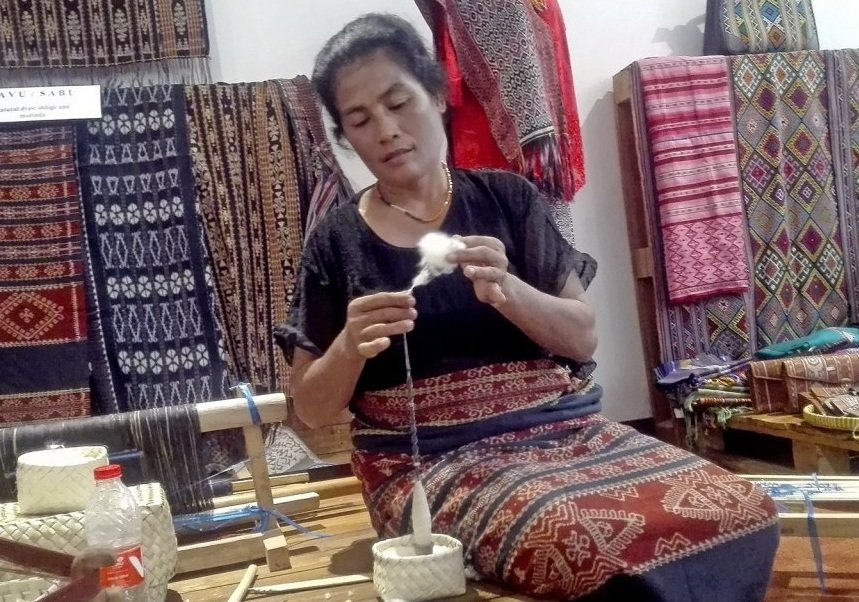 Seorang perempuan sedang mendemonstrasikan proses membuat kain tenun. Aktivtas ini berlangsung bersamaan dengan Wallacea Week 2018, di Perpustakaan Nasional RI, Jakarta