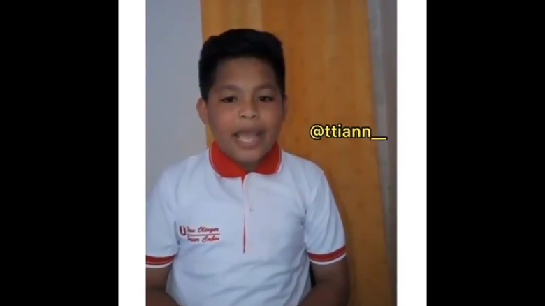 Fasih Tirukan Pramugara, Bocah Asal Maluku Tuai Pujian Netizen	Foto: Viral bocah tirukan pramugara (Instagram @ttiann__)