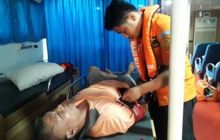 Tim Penyelamat dari Kantor SAR Ambon mengevakuasi seorang ABK asal Tiongkok yang sakit (Humas SAR Ambon)