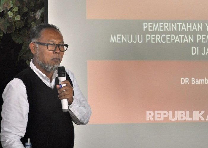 Mantan Komisioner Komisi Pemberantasan Korupsi (KPK), Bambang Widjojanto saat menjadi pembicara pada Seminar Anti Korupsi ‘Pemerintahan yang Bersih Menuju Percepatan Pembangunan’ di Semarang, Minggu (15/4).