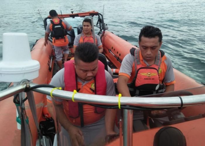 Regu penyelamat mencari KM Tiga Saudara yang mengalami patah kemudi dalam pelayaran dari Namlea, Buru ke Ambon (Humas SAR Ambon)