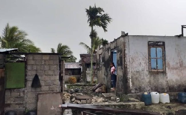 Kondisi rumah warga yang dirterjang angina putting beliung. Salah satu rumah warga di Kota Benjina, hancur karena bagian atap rumah diterjang angin (Foto : beritabeta.com)