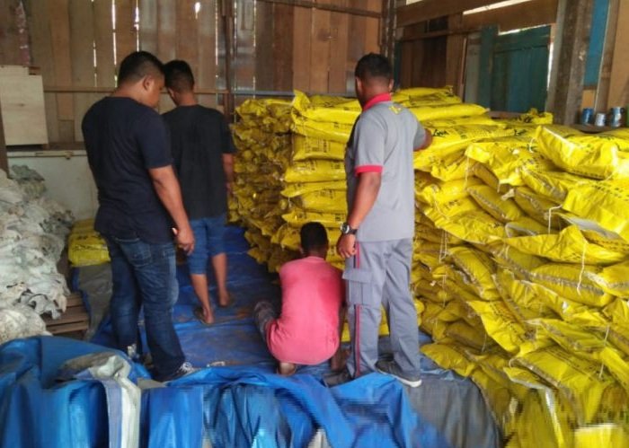 Petugas Reskrimsus Polda Maluku menghitung ulang bahan berbahaya serbuk sianida yang diamankan di gudang PT BPS di kawasan Tantui, Kamis (14/9/2018)