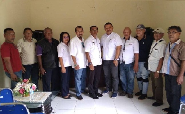 Sembilan Raja Negeri Adat di Kecamatan Saparua Timur dipimpin Ketua Latupati M. Sasabone,  menggelar rapat bersama Camat Saparua Timur membahas penolakan/pembatalan pembangunan Rumah Singgah di Negeri Iha Saparua Timur,  yang dilayangkan Raja Negeri Iha   Moh. Zein Amahoru. 