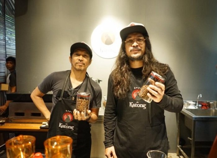 Ridho Hafiedz (kiri) dan Marcello Tahitoe (kanan) menjajal peruntungan di dunia bisnis kuliner dengan membuka Warung Katong (ANTARA News/HO)