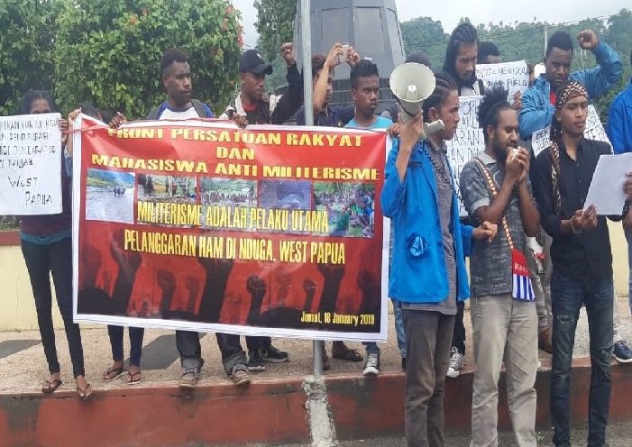 Aksi demo puluhan mahasiswa yang menamakan diri Front Persatuan Rakyat dan Mahasiswa Anti Militerisme (FPRMAM) berlangsung di Bundara Tugu Leimena, Desa Poka, Kecamatan Teluk Ambon, Kota Ambon, Jumat (18/1/2019). 