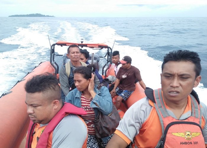 Tim Basarnas Ambon sedang mengevakuasi penumpang Kapal Tiga Saudara yang terombang-ambing di antara perairan laut Pulau Seram dan Pulau Ambon, Maluku, Jumat (18/1/2019)
