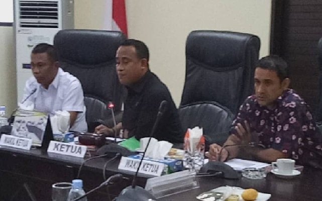 Ketua DPRD Kabupaten Buru, Iksan Tinggapy, SH saat memimpin hearing lintas komisi A,B dan C bersama manajemen PT WWI dan pejabat Nakertrans Kabupaten Buru, Rabu siang (30/1/2019).