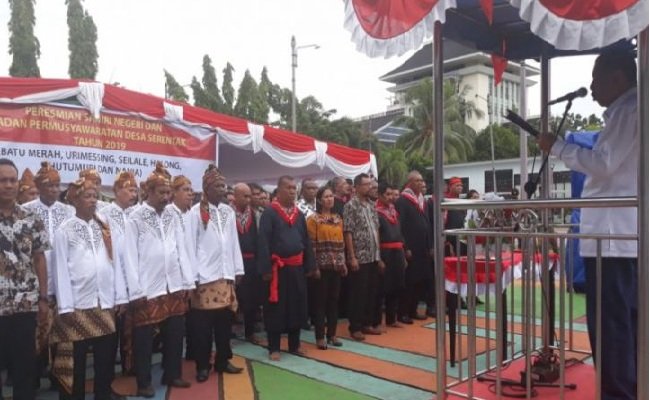 Walikota Ambon Richard Louhenapessy melantik BPD dan Saniri Negeri di Ambon, Rabu (30/1) 