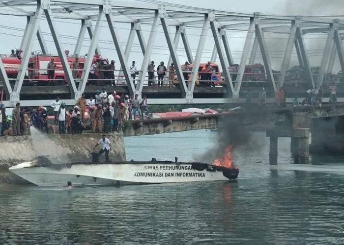 Speed boat milik Pemerintah Kota (Pemkot) Tual yang dikelola Dinas Perhubungan dan Informatika, terbakar pukul 10.201 Wit,  Senin (14/1/2019).