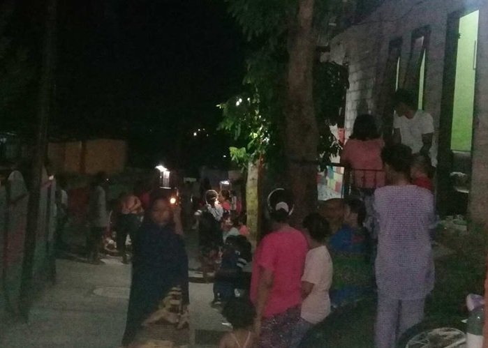 Puluhan warga Kampung Oihu, Desa Batumerah, Kecamatan Sirimau, Kota Ambon  berkerumun di depan rumah dan menjalankan aksi pengrusakan pipa-pipa air bersih yang dipasok perushaan air minum DSA (Foto : BERITABETA.COM) 