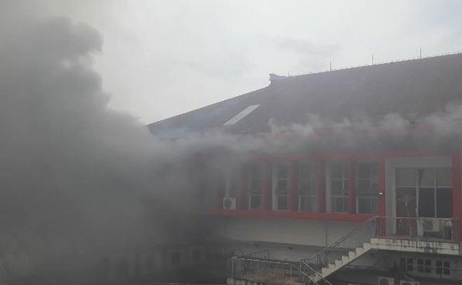 Kebakaran kantor PT Telkom Indonesia Tbk (Telkom) Witel Maluku tepatnya di Sentral Telepon Otomat (STO) Pattimura Ambon, Selasa (5/2) 